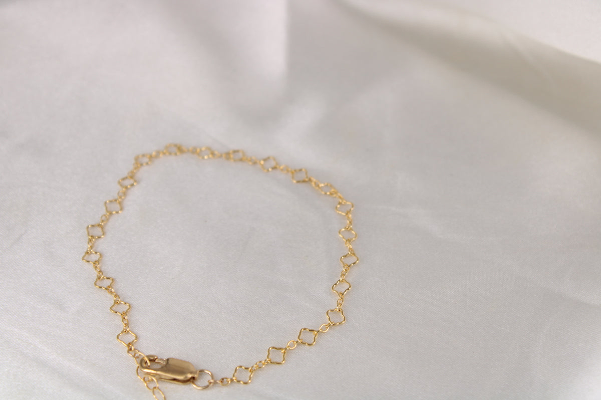 Open clover-link bracelet