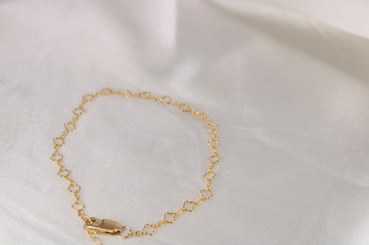 Open clover-link bracelet